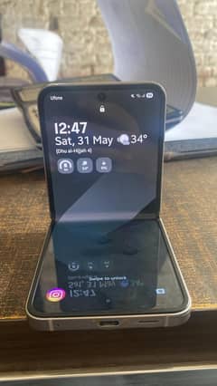 samsung galaxy z flip 6 brand new non pta only 4 month used