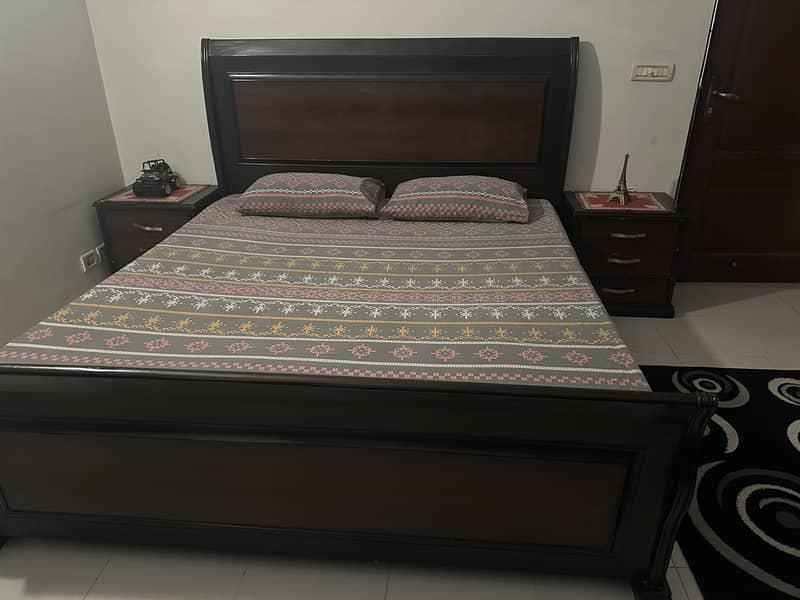 Bed set with 2 side tables and dressing table for sale 0