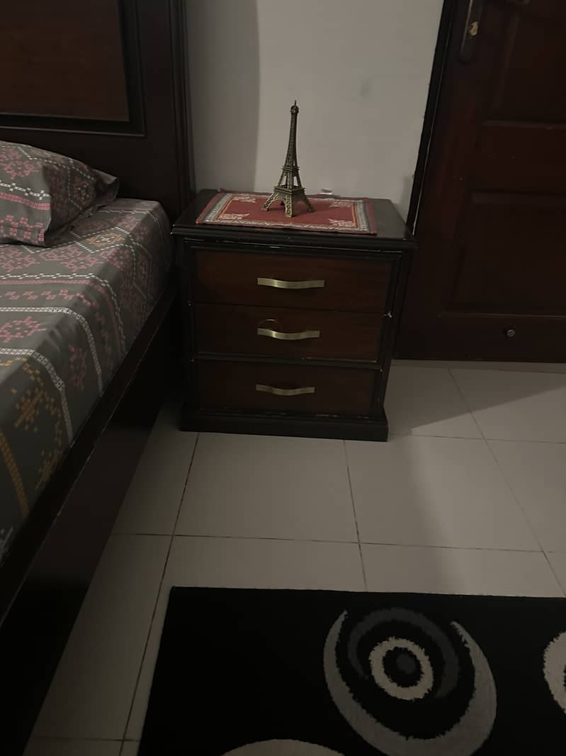Bed set with 2 side tables and dressing table for sale 1