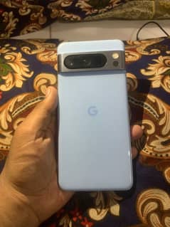 12/128 gb pixel 8pro panel ke top pe dot hai bas