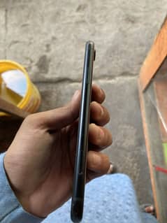 IPHONE XR FACTORY UNLOCK  64GB BATERRY HEALTH 81 10/10