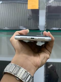 Iphone 11.256gb. Argent Sale.