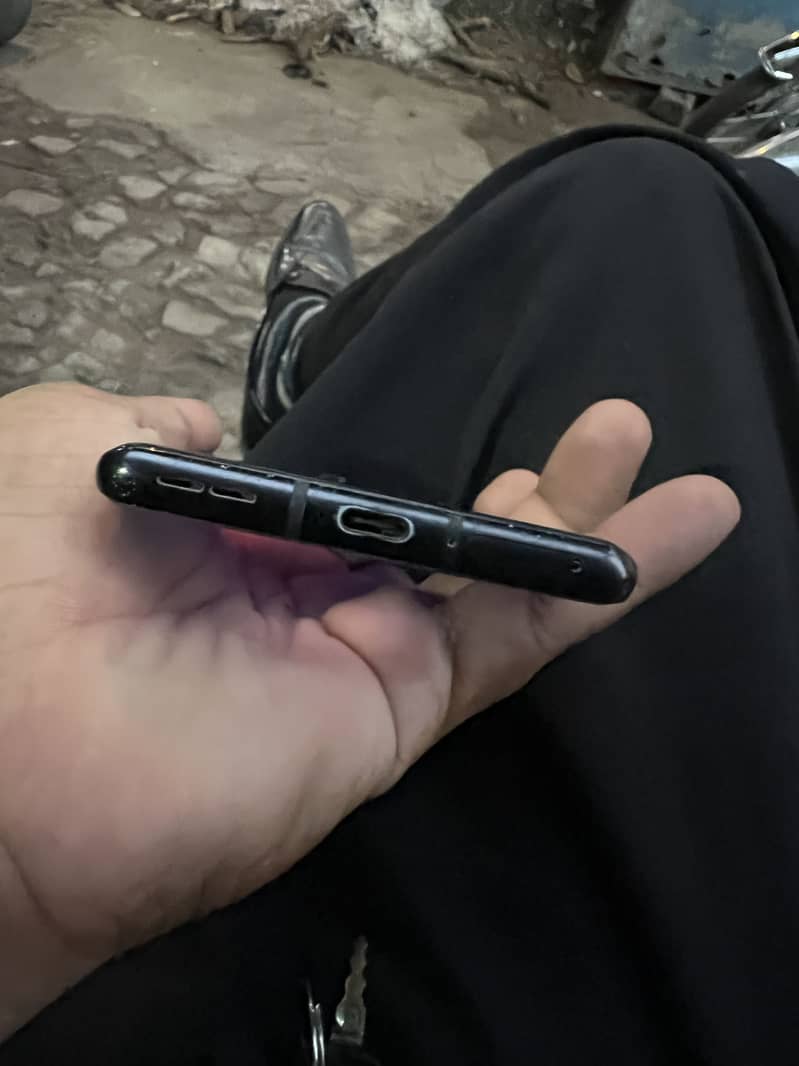 totaly new phone one hand use no scratch no rougf use 1