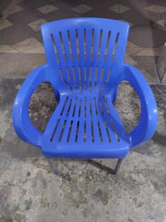 > 6 Plastic Chairs & 1 Round Folding Table – Used, Good Condition