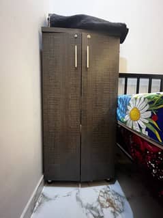 King side bed with 2 cupboards