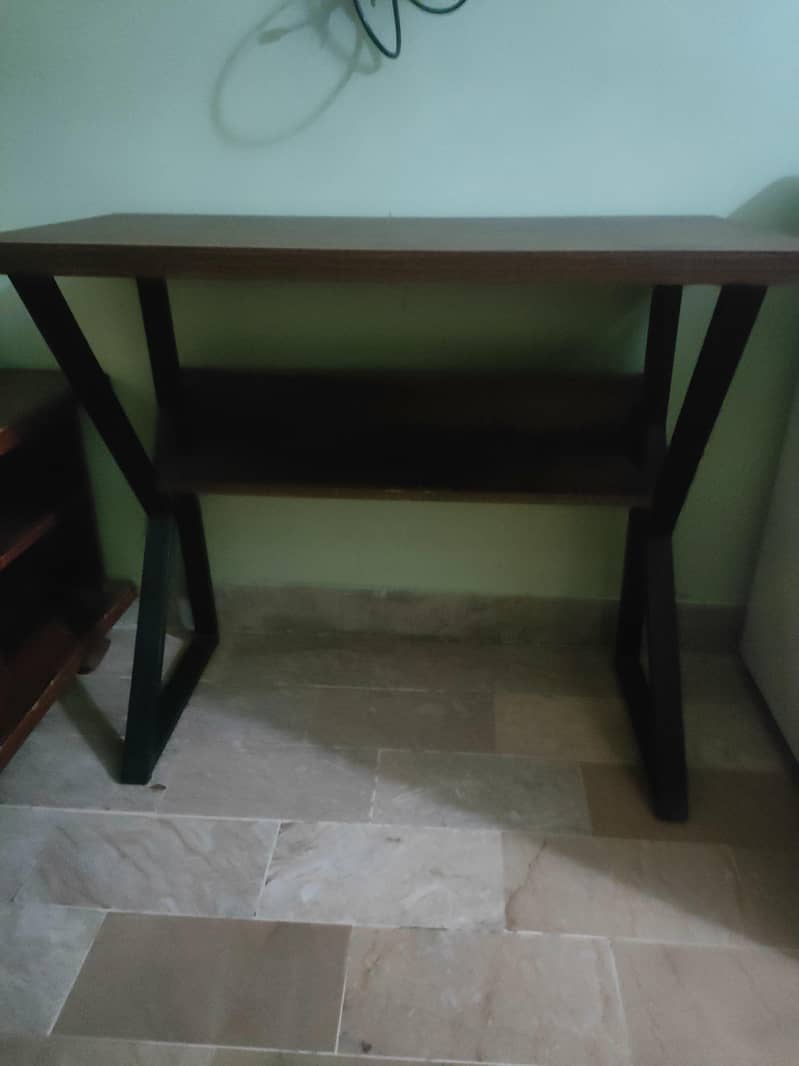 COMPUTER TABLE - GOOD CONDITION 0