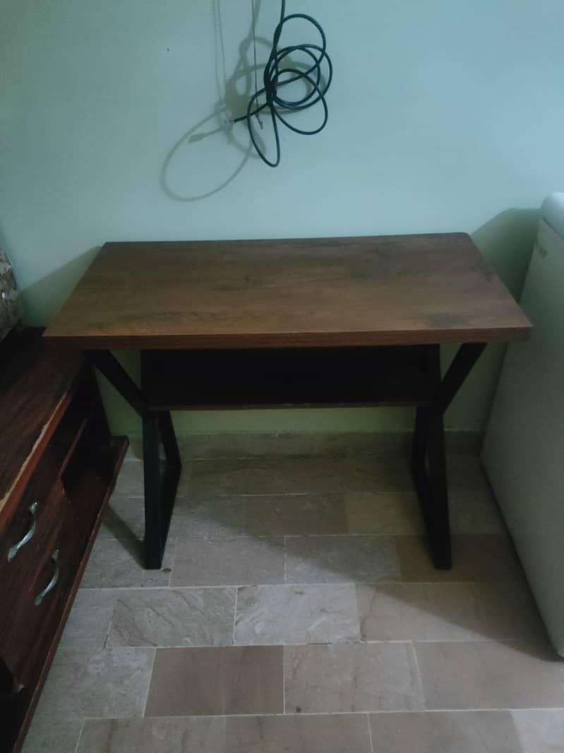COMPUTER TABLE - GOOD CONDITION 3
