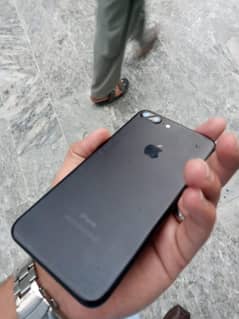 iphone 7 plus 128 gb 9/10 condition 100 battery health