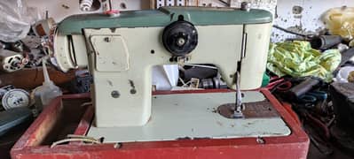 "Reliable Old Sewing Machine – Peeco Specialist!"
