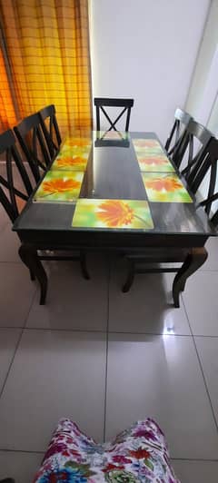 dinning table with 8 chairs (it's a set)