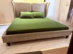 Dolce Vita King Size Bed  – Elegant Design  Up for Sale