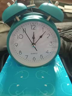 Classic Retro Quartz Alarm Clock - Timeless Elegance for Your Bedside