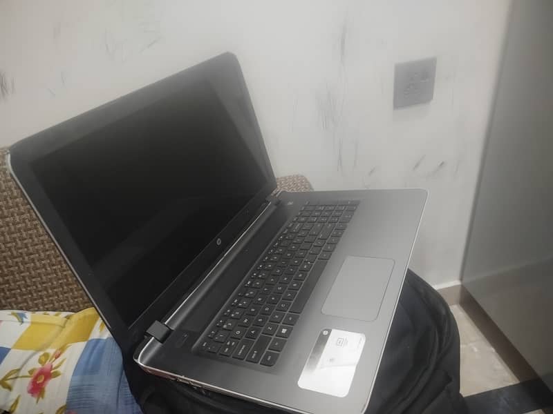 Key features and specifications of this model include: Display: 17.3 3