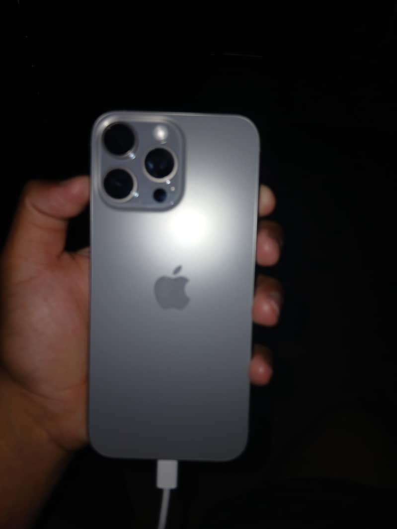 iphone 16 pro max 256gb only 10 cycle count 4 month sim time 0