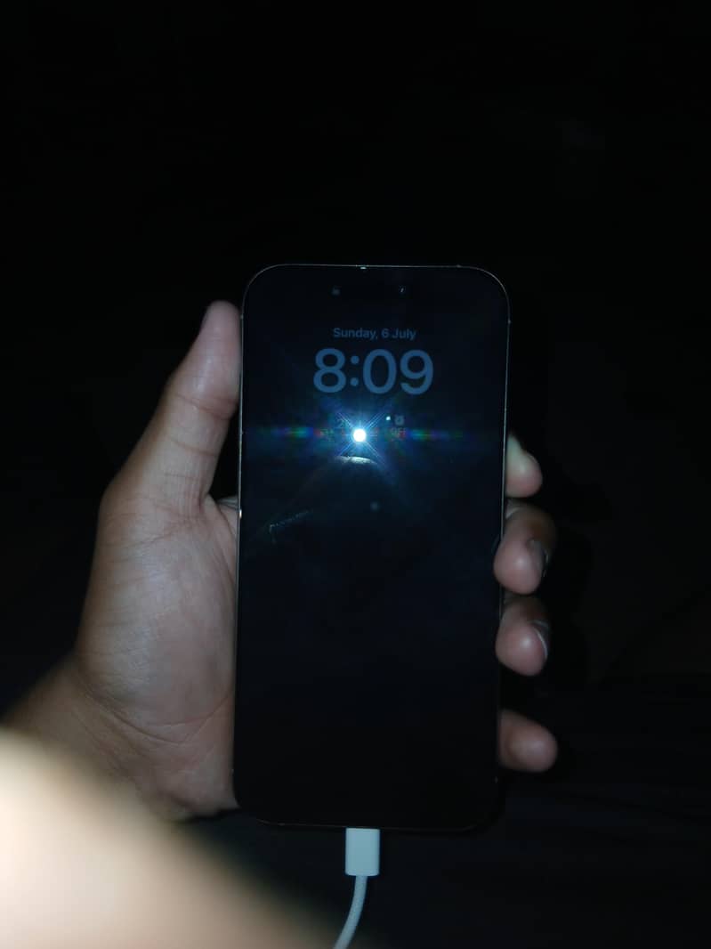 iphone 16 pro max 256gb only 10 cycle count 4 month sim time 1