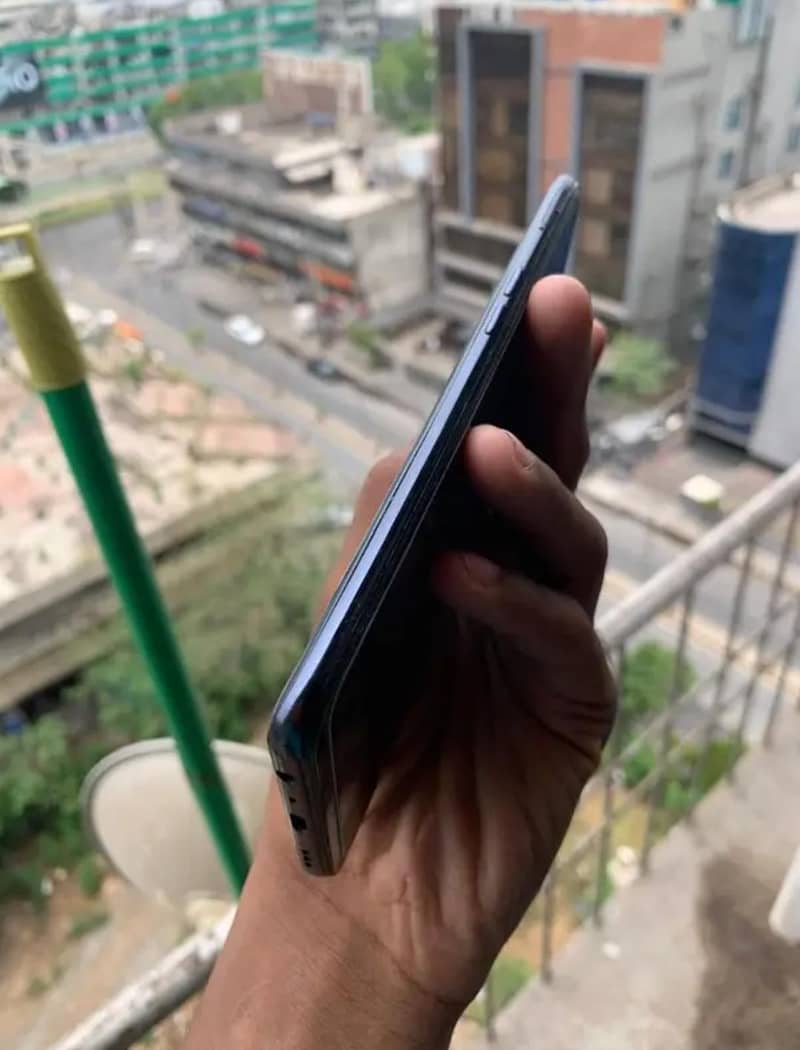 oppo f19 condition 10 by 10 only one Hand use this mobile 3