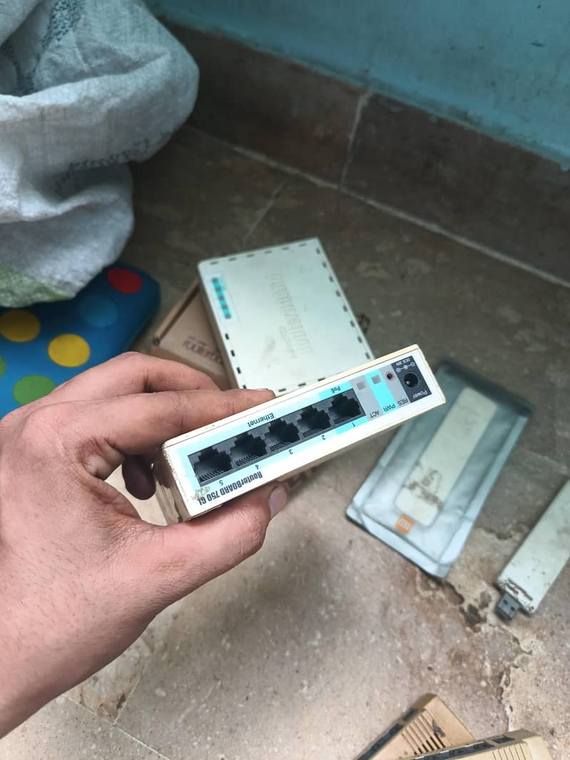 switch or mikrotic ka server 6