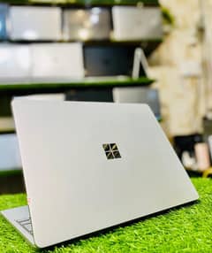 surface laptop 3 GO touch laptop. i5/10th Generation - 8/256 GB SSD -
