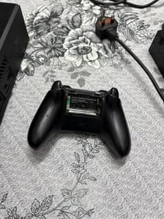 Xbox one with 2 controllers and 8 games online