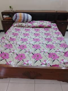 Bed set with side tables and Metrus