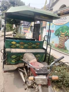 9سیٹر chingki riksha h school ke bachon ke lai pik and drop