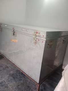 trunk 5feet large size with stand