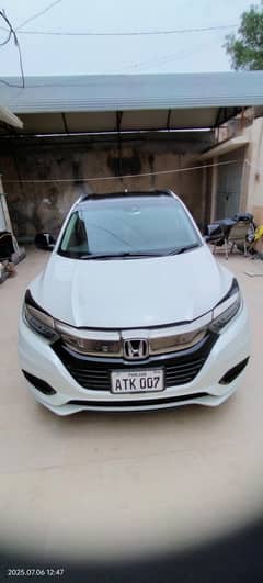 Honda Vezel Z Sensing Pearl White, Special # 007 going cheap