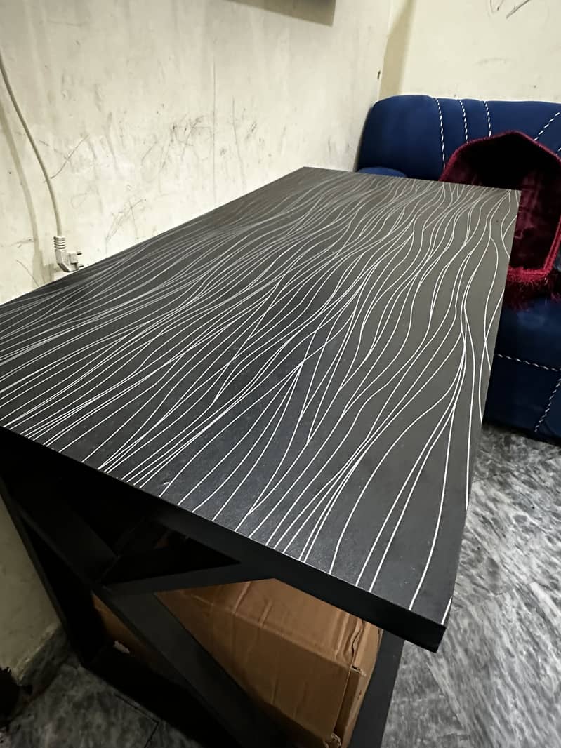 Modern Stylish Computer Table - Sleek Design, Excellent Condition 0