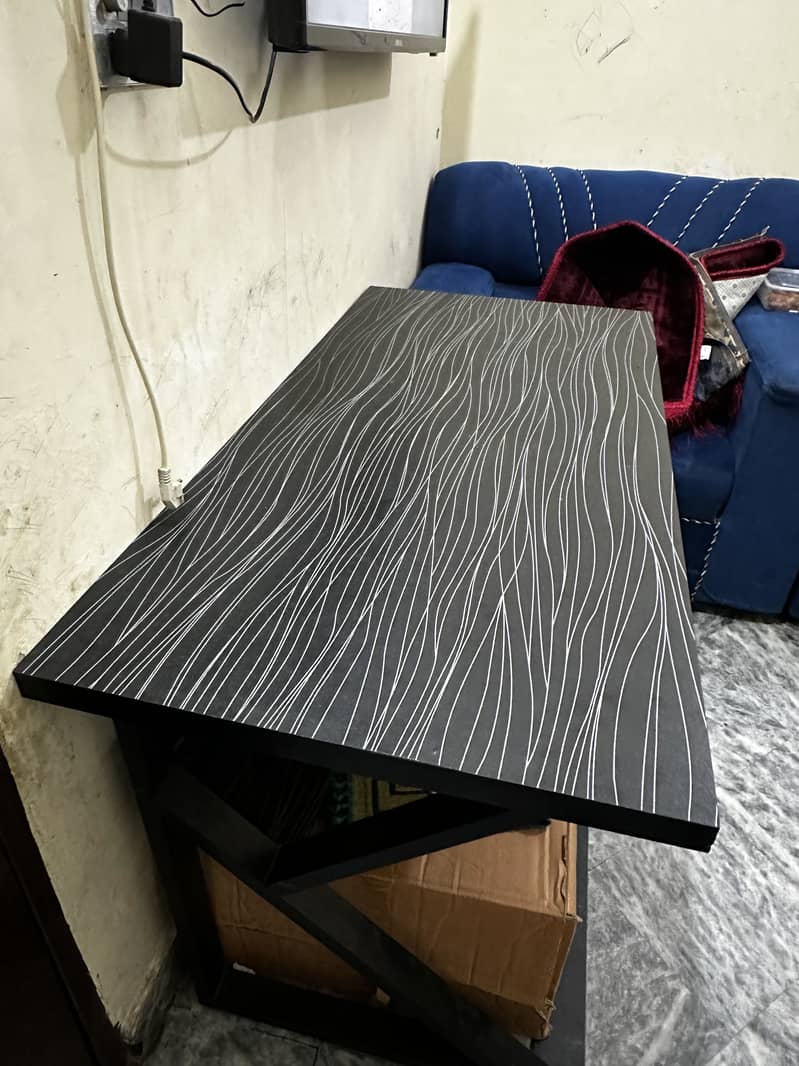 Modern Stylish Computer Table - Sleek Design, Excellent Condition 2