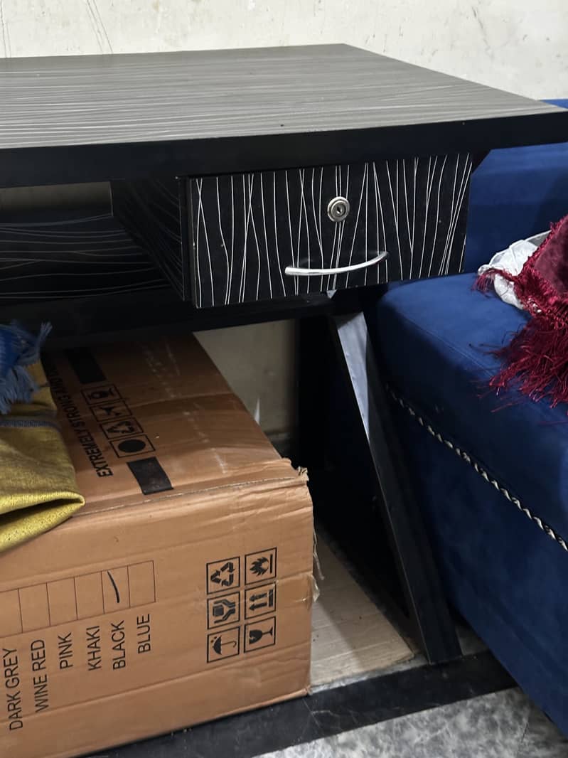 Modern Stylish Computer Table - Sleek Design, Excellent Condition 3