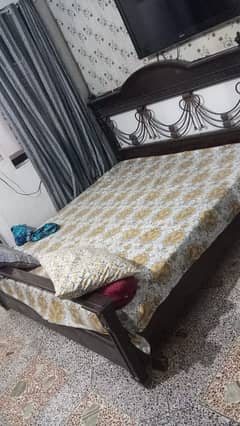 woden bed