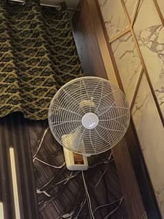 Royal Bracket fan 18 inch