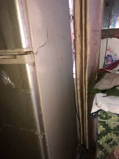 Dawlance ka fridge hai all  chlna mai boht best hai condition 10/7