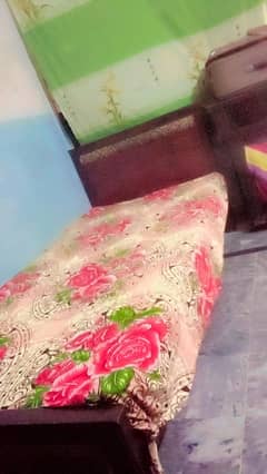2 Singal Bed hai 1 Matres