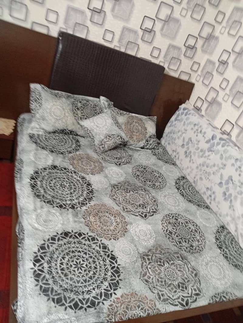 Bed with 2 side table and dressing table 0