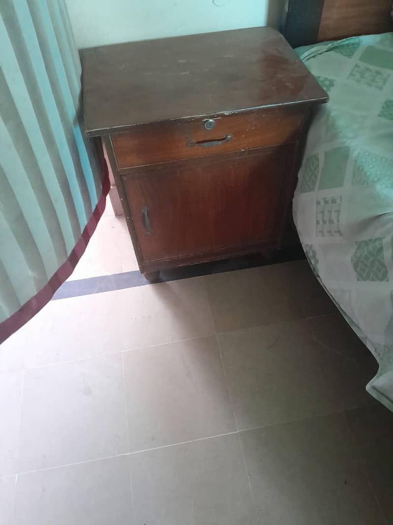 double bed with side tables and dressing table 2