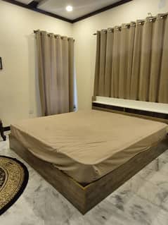 Double bed set with dresser without side tables