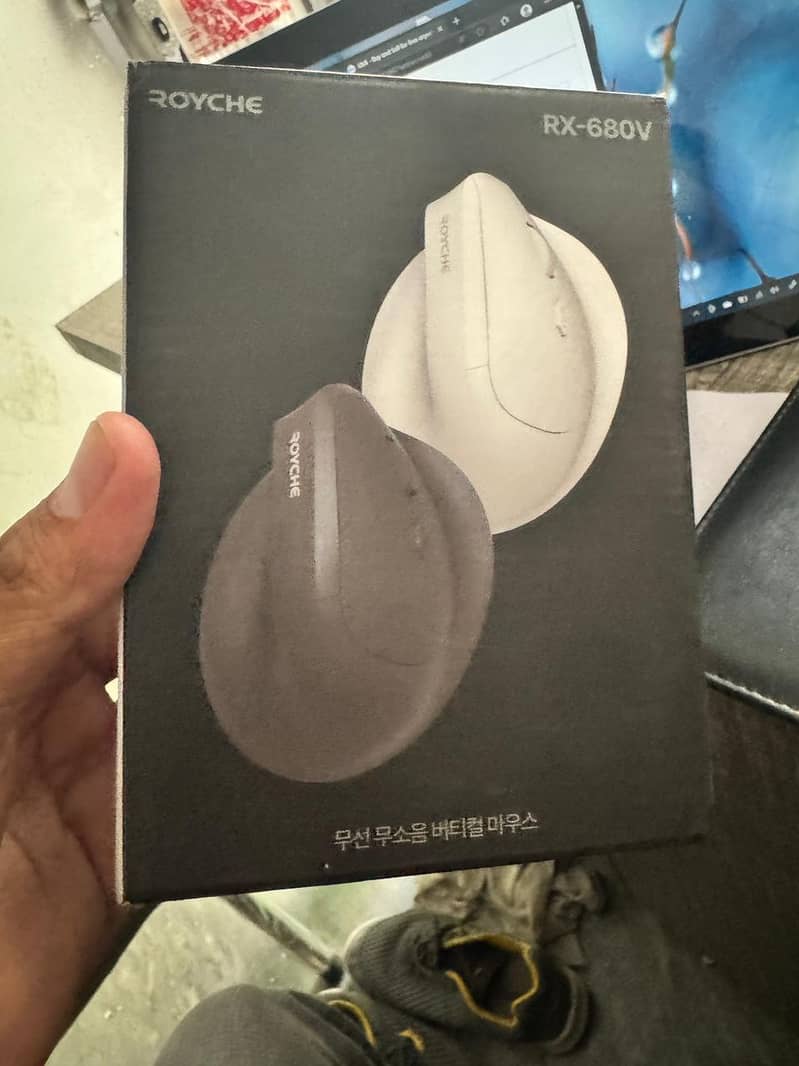 Wireless Bluetooth Low noise Vertical Mouse with 3 multi-pairingROYCHE 0