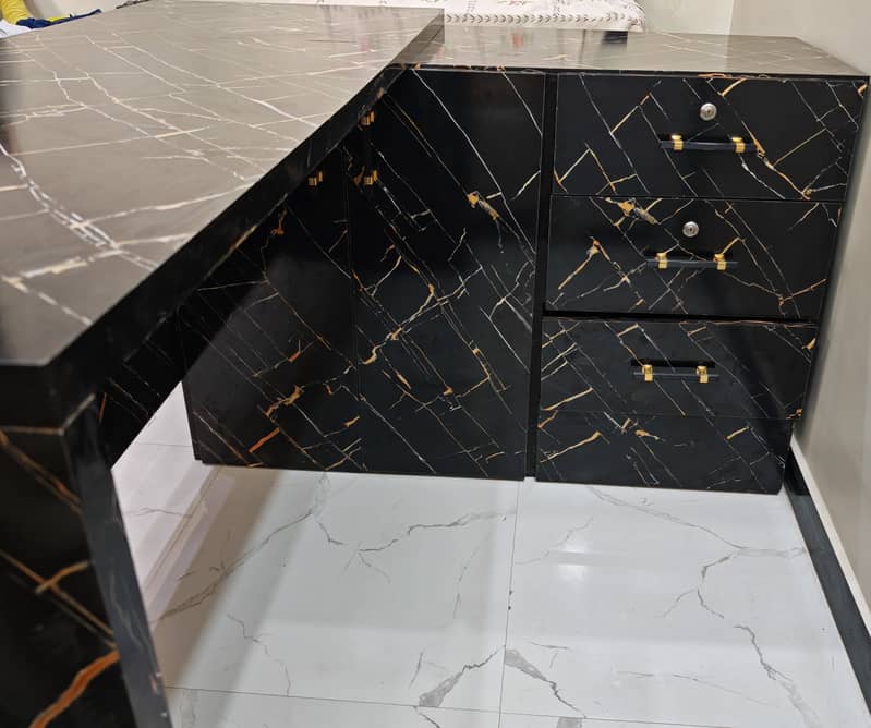 OFFICE / COMPUTER TABLE 0