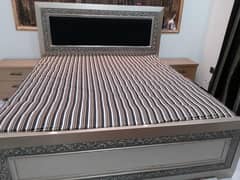bed and 2 side tables without metres