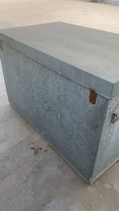 IRON TRUNK PAITI BAKSA VERY HEAVY MATERIAL.