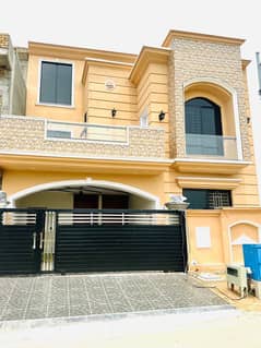 8 MARLA BEAUTIFUL DESIGNER HOUSE FOR SALE