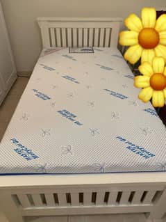 White Acacia Wood Single/Twin Bed in New Condition