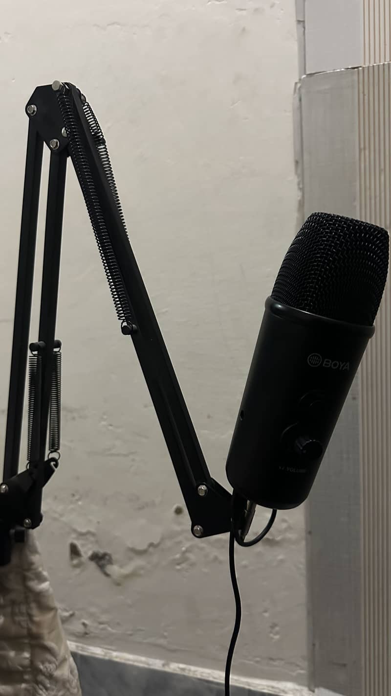 PM-BOYA 700 Mic with Stand and with both boxes 1