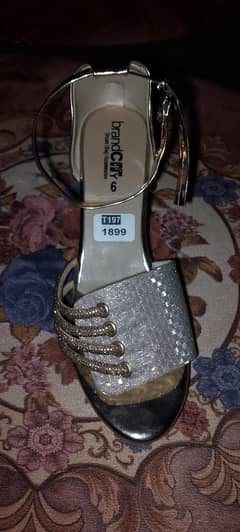 Brand new heels Hain use nai hui size 6 hain