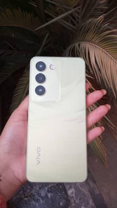 Vivo y100 with box charger, Villioan V30 with box , gift Vloging Mike