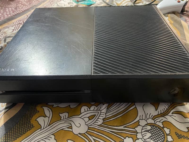 Xbox one with 2 orignal controllers and games 0
