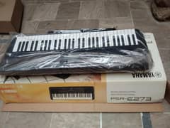Yahama PSR-E273 portable keyboard 61-keys. Perfect for begginers.