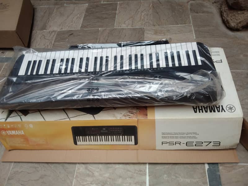 Yahama PSR-E273 portable keyboard 61-keys. Perfect for begginers. 0