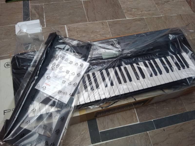 Yahama PSR-E273 portable keyboard 61-keys. Perfect for begginers. 1